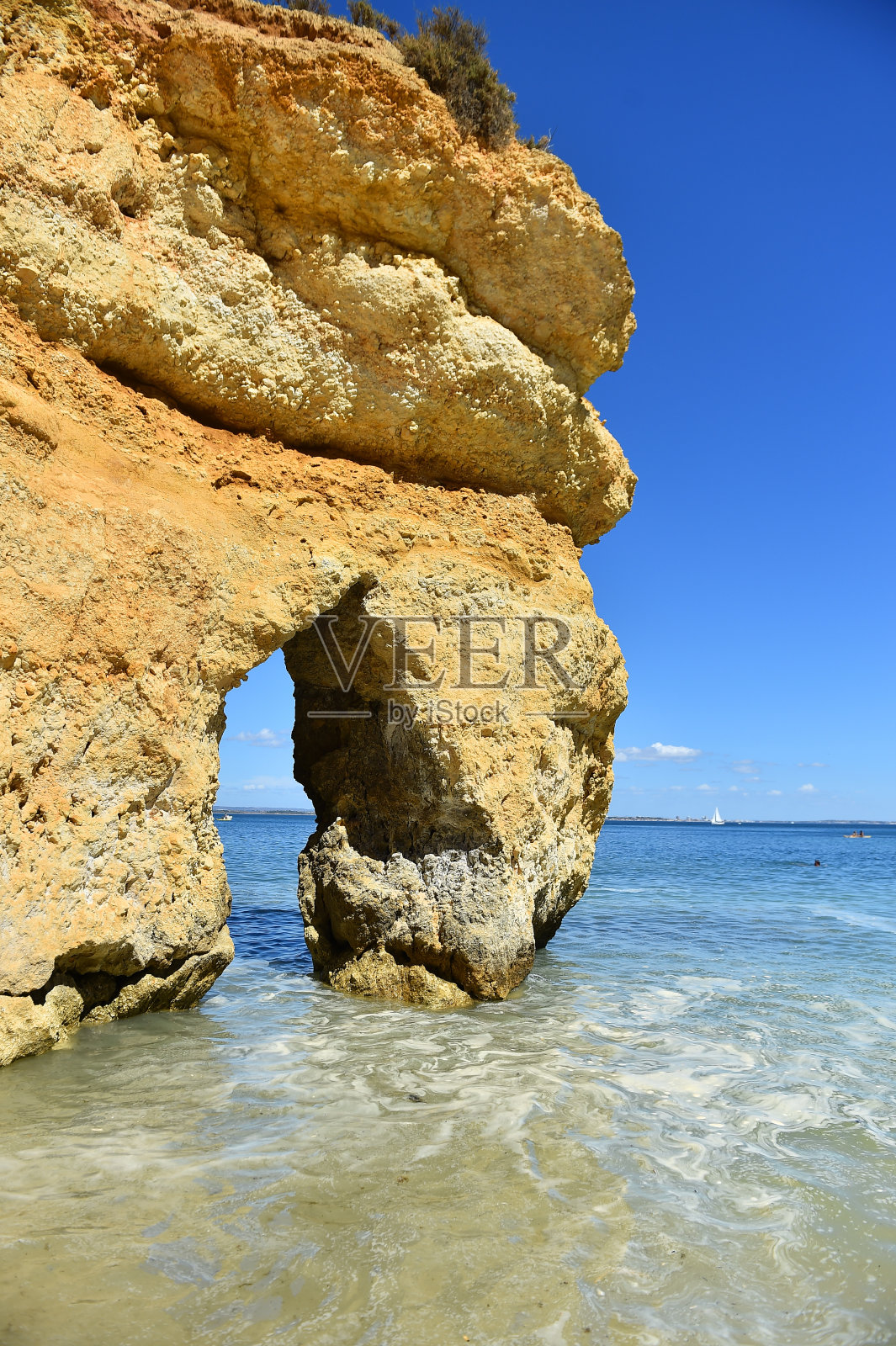 葡萄牙有悬崖的海滩照片摄影图片