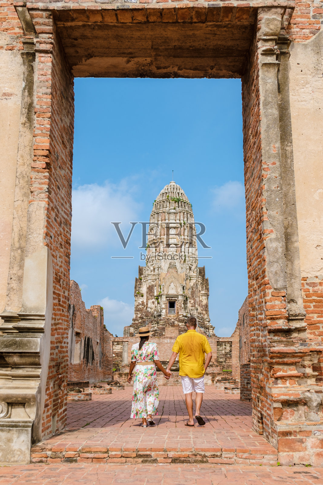 泰国大城府,Ratchaburana寺,一对戴着帽子的男女正在参观泰国大城府照片摄影图片