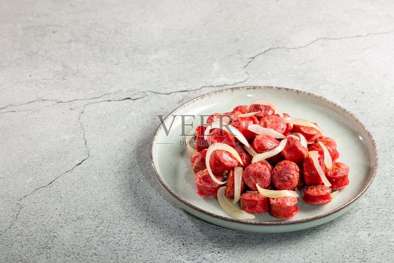 一份洋葱香肠。照片摄影图片