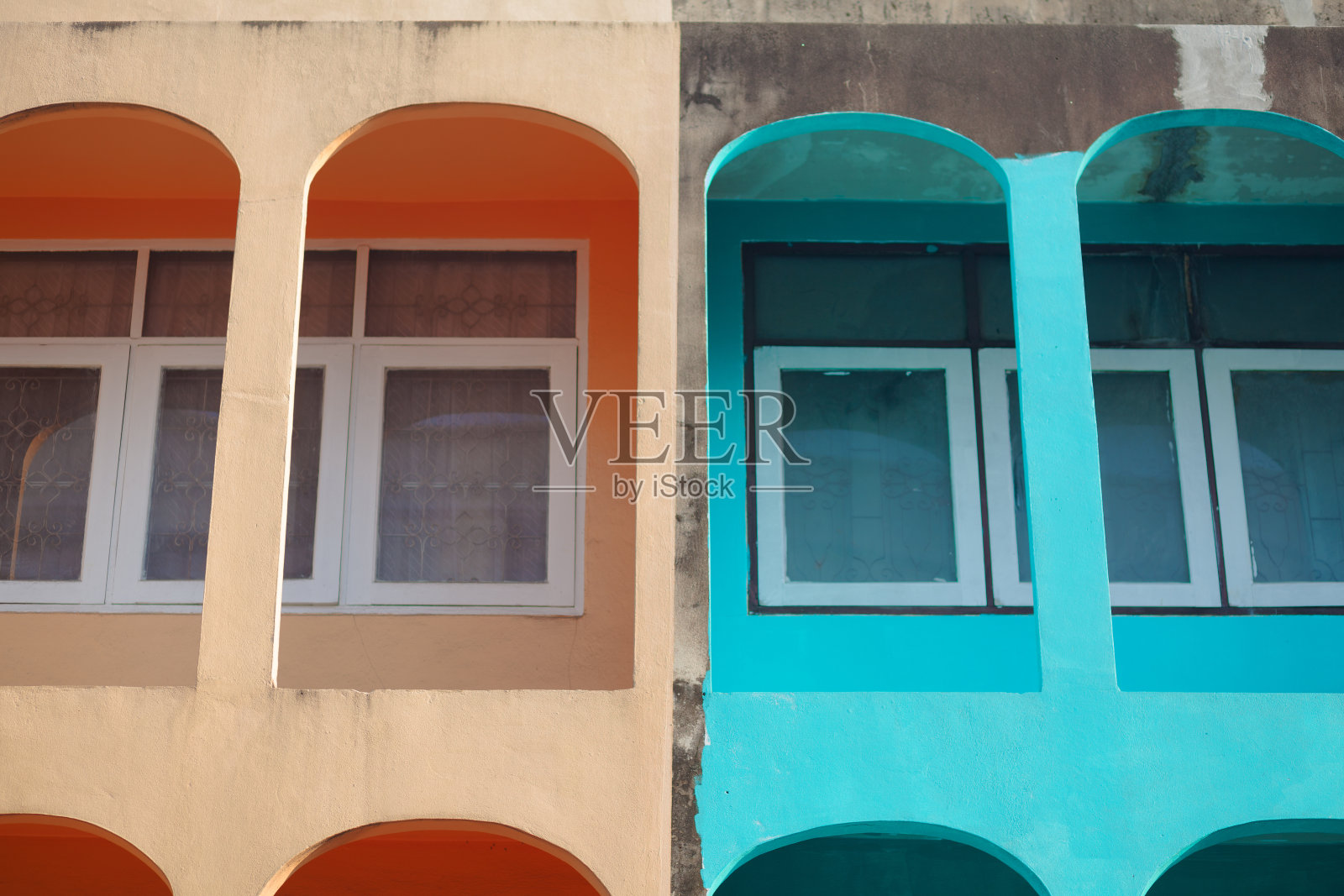 曼谷的桃红色和蓝色的老排屋照片摄影图片