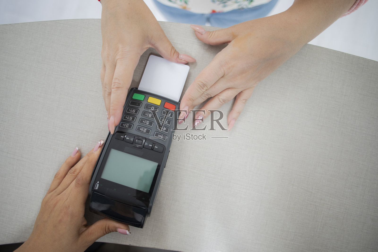 一个女人付了看医生的钱照片摄影图片