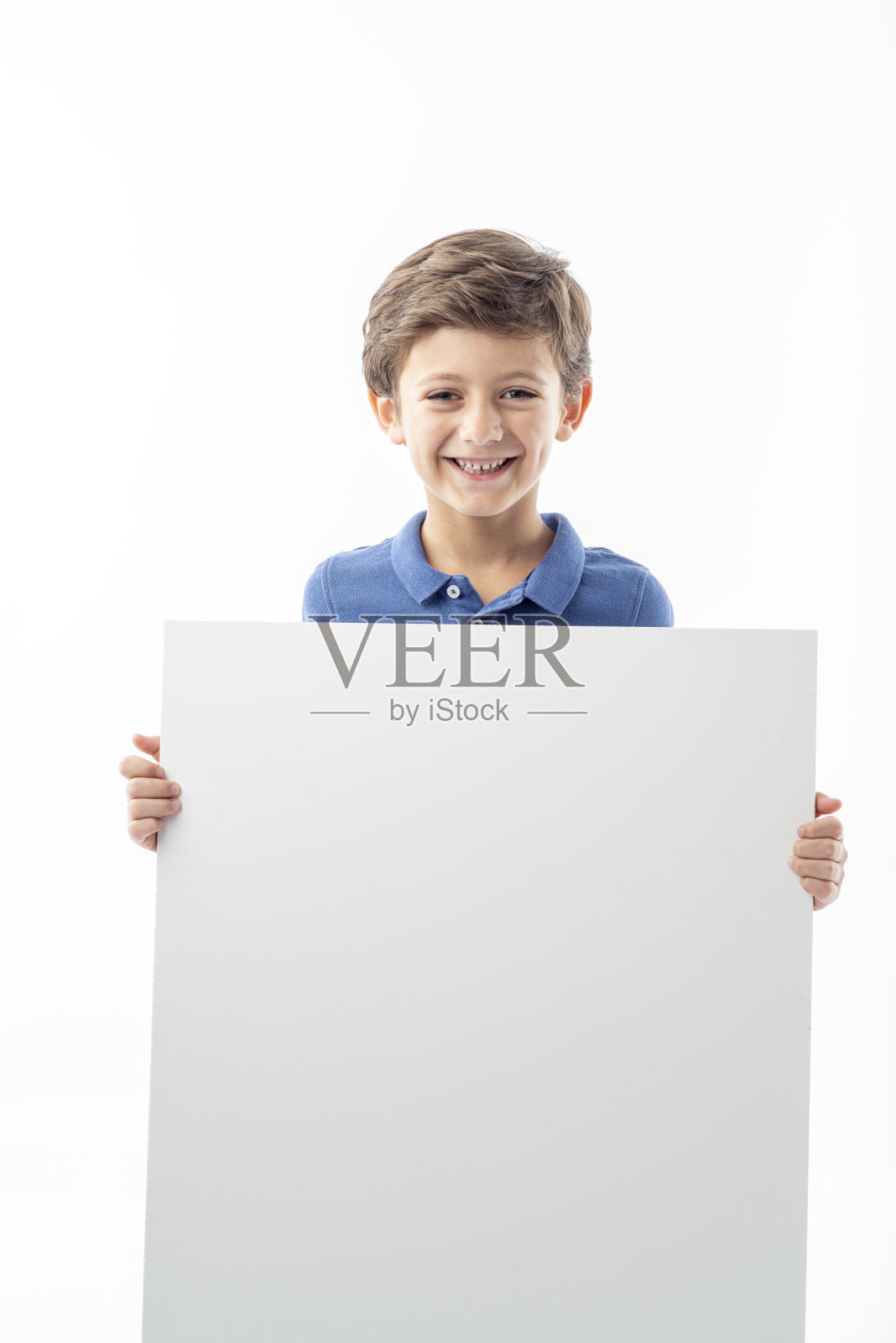 有趣的孩子展示了一张空白的白色广告海报。照片摄影图片