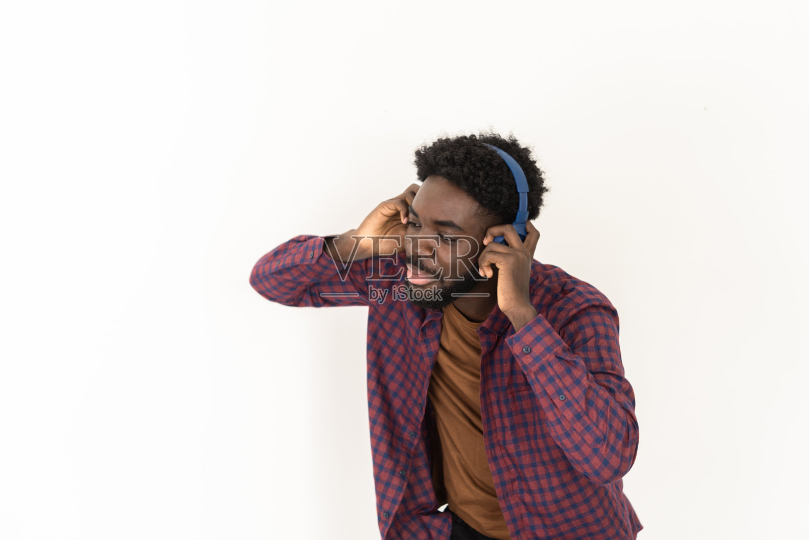 一个美丽的年轻人享受音乐的肖像照片摄影图片