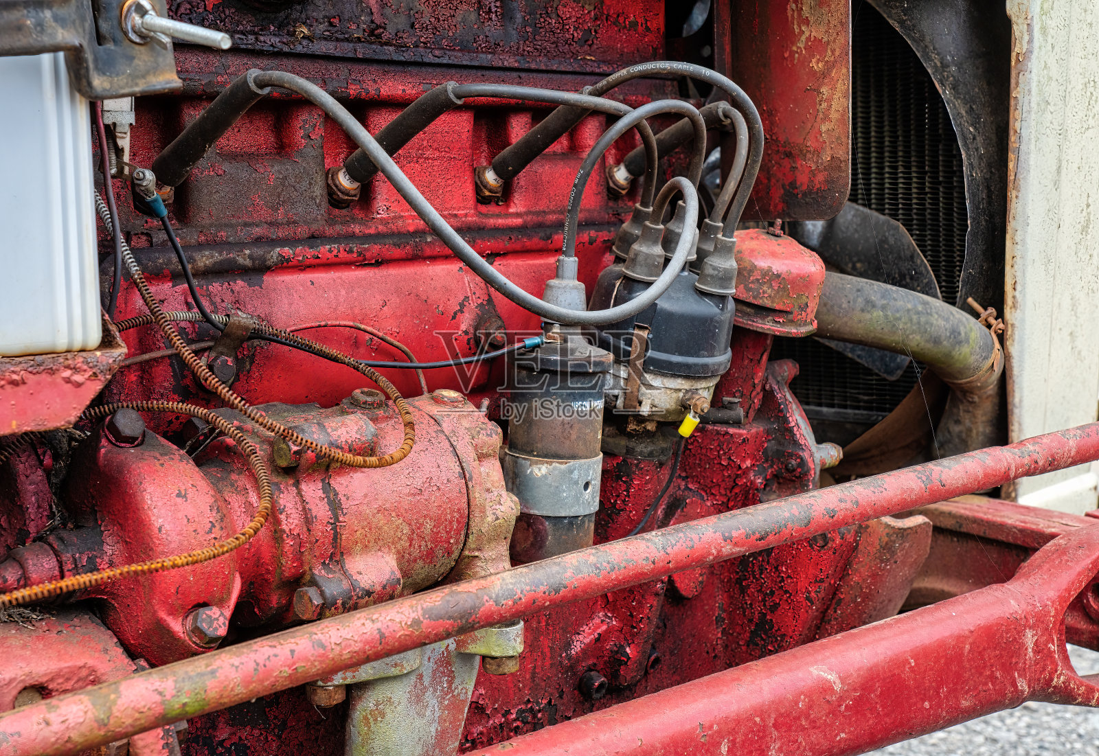 拖拉机的发动机。照片摄影图片