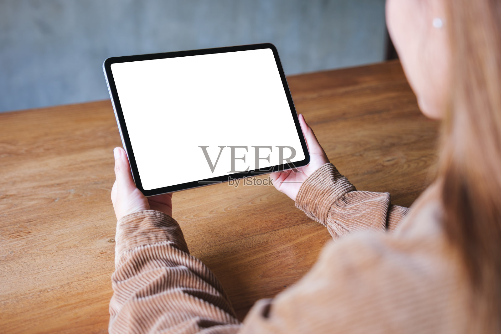 一个女人拿着空白白色桌面屏幕的数字平板电脑的模型图像照片摄影图片