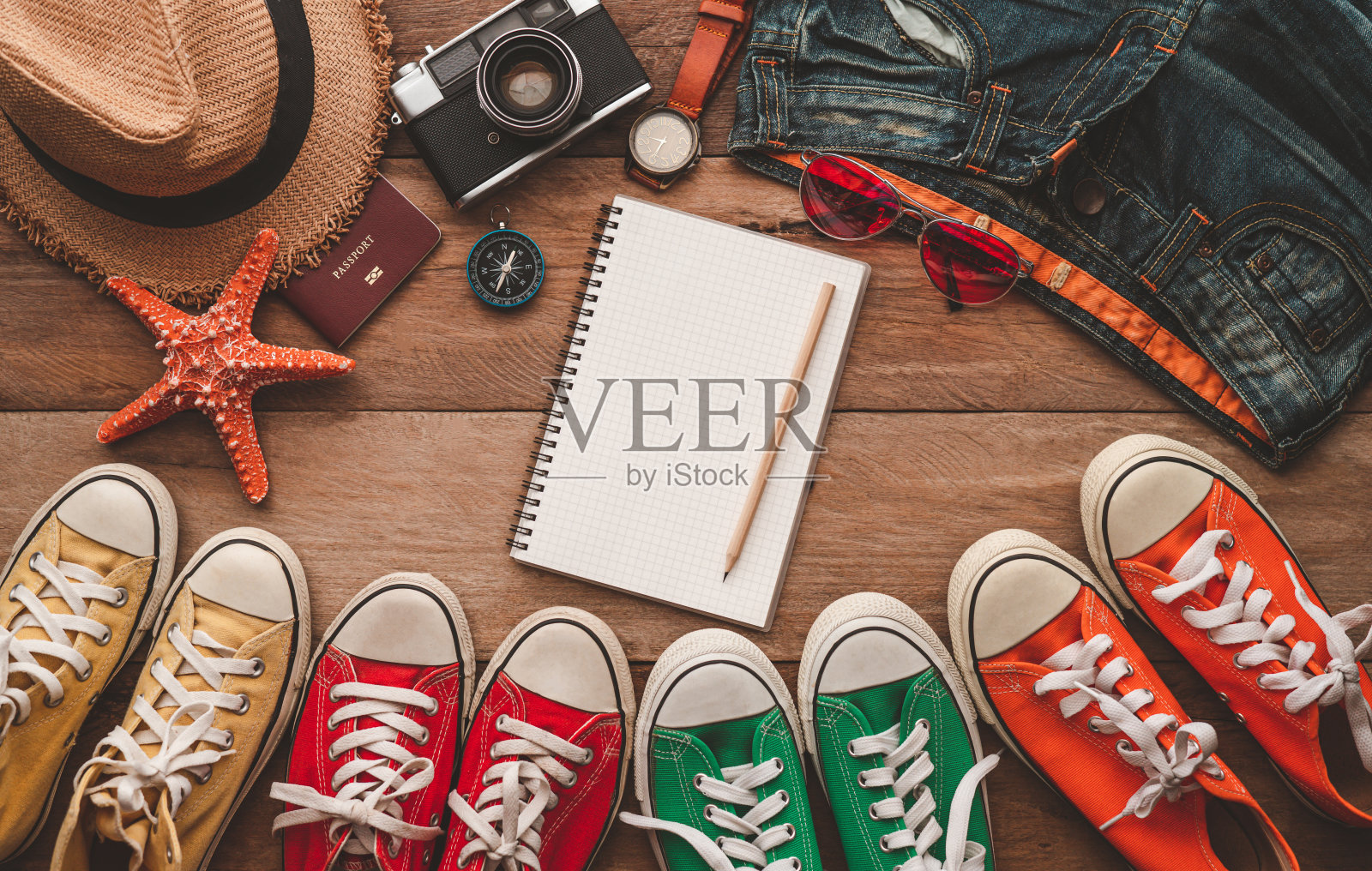 旅行配件服装。为旅行准备的旅行地图的费用。旅游规划的概念照片摄影图片