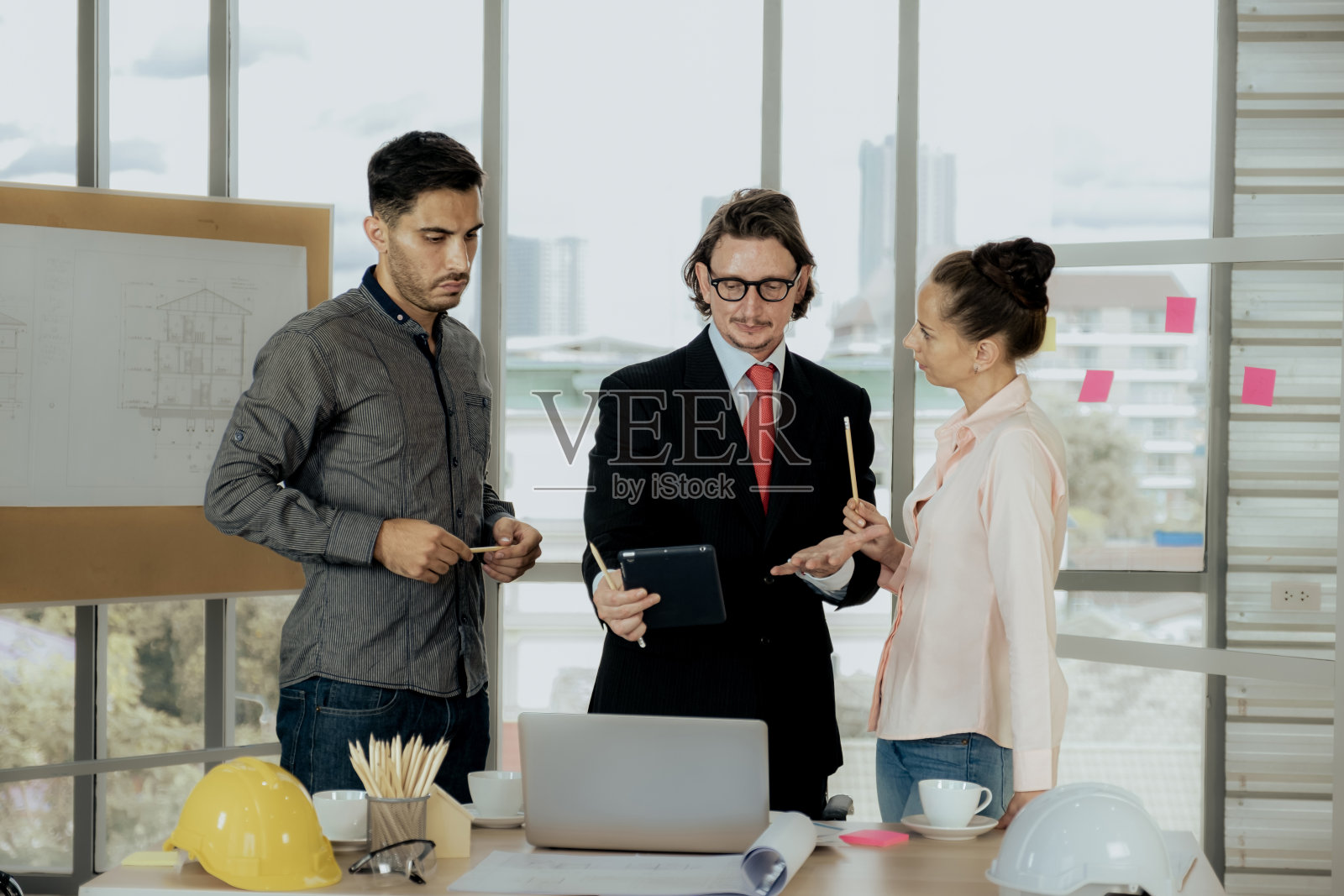 工程师团队开会检查施工蓝图,制定工作计划并在开工前分配工作照片摄影图片