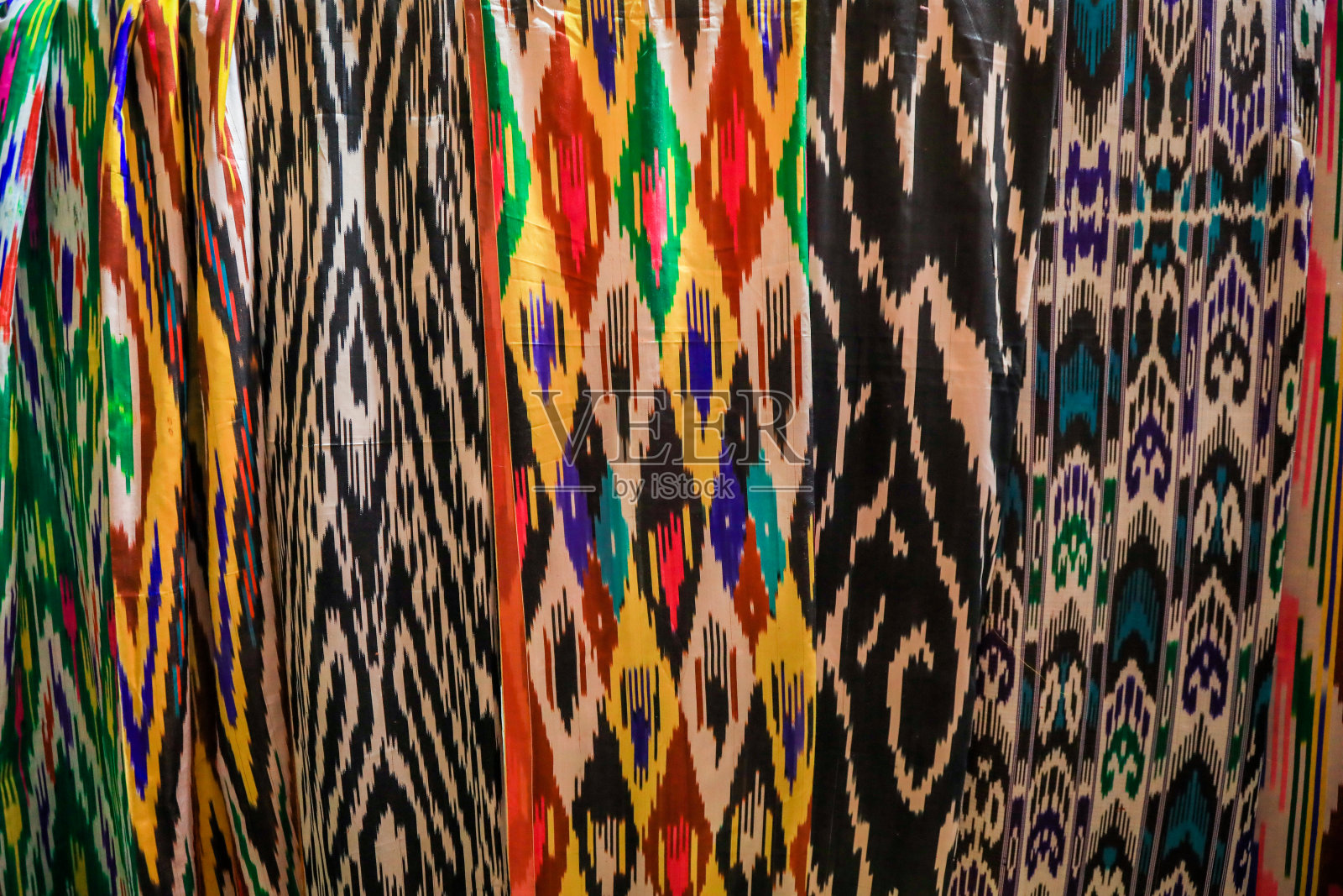 传统市场上色彩鲜艳的乌兹别克地方特色纪念品照片摄影图片