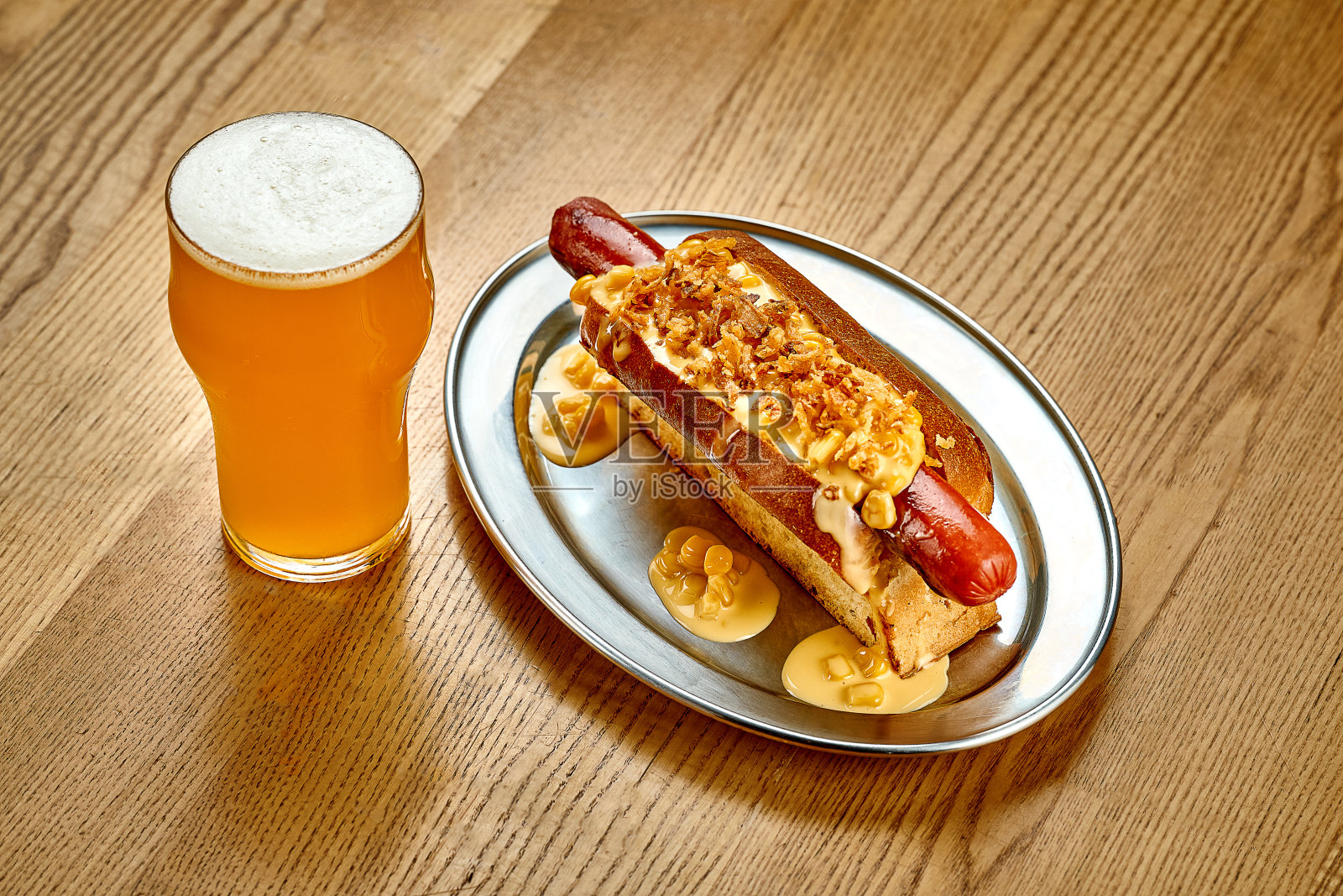 芝士酱热狗,焦糖洋葱。特写,有选择性的重点。后期制作中添加了噪音照片摄影图片