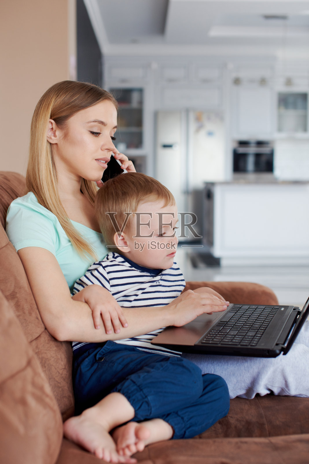 妈妈忙着给孩子打电话照片摄影图片