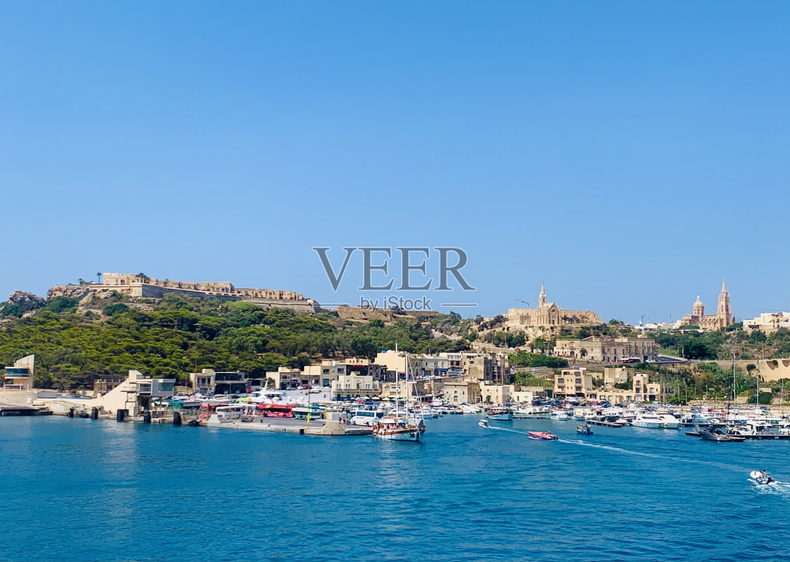 乘船到达马耳他的戈佐岛照片摄影图片