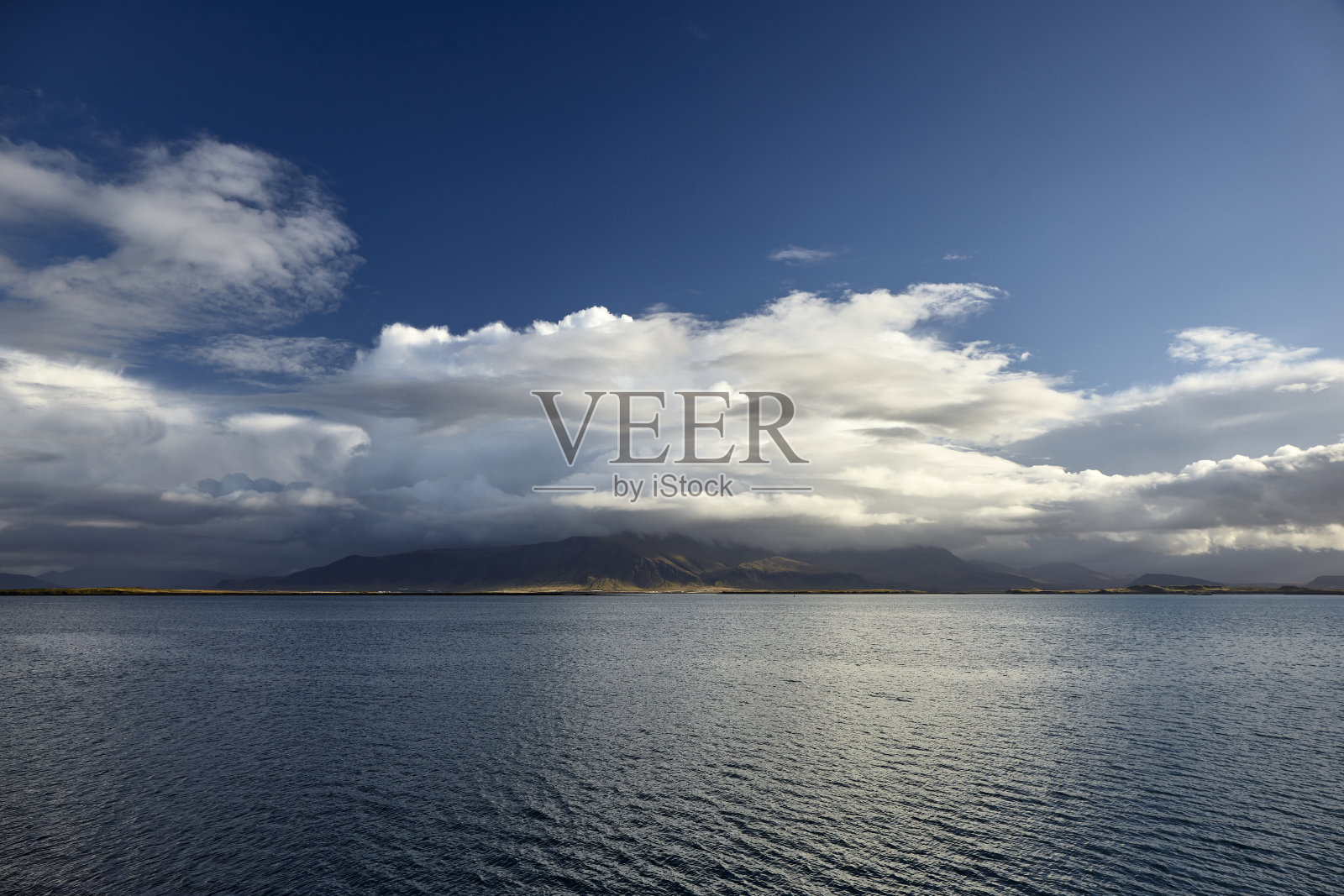 Faxaflói冰岛雷克雅未克市中心海滨的海湾景色照片摄影图片