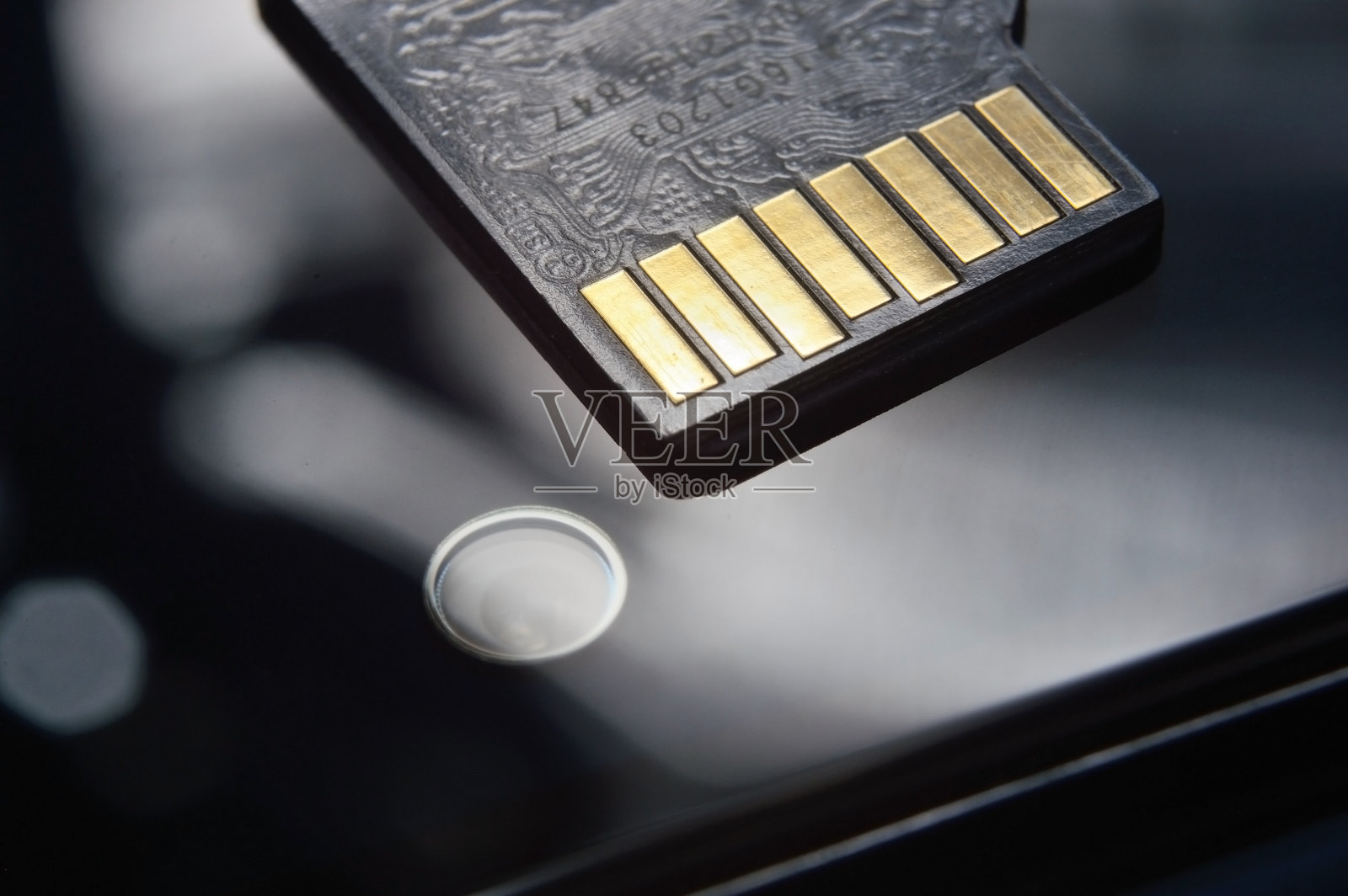 Micro sd卡位于智能手机屏幕上。特写镜头。照片摄影图片