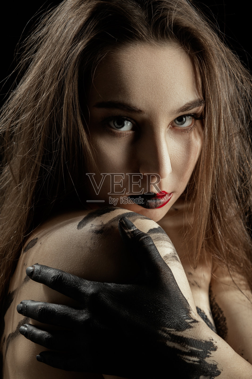 悲伤的脏女人照片摄影图片