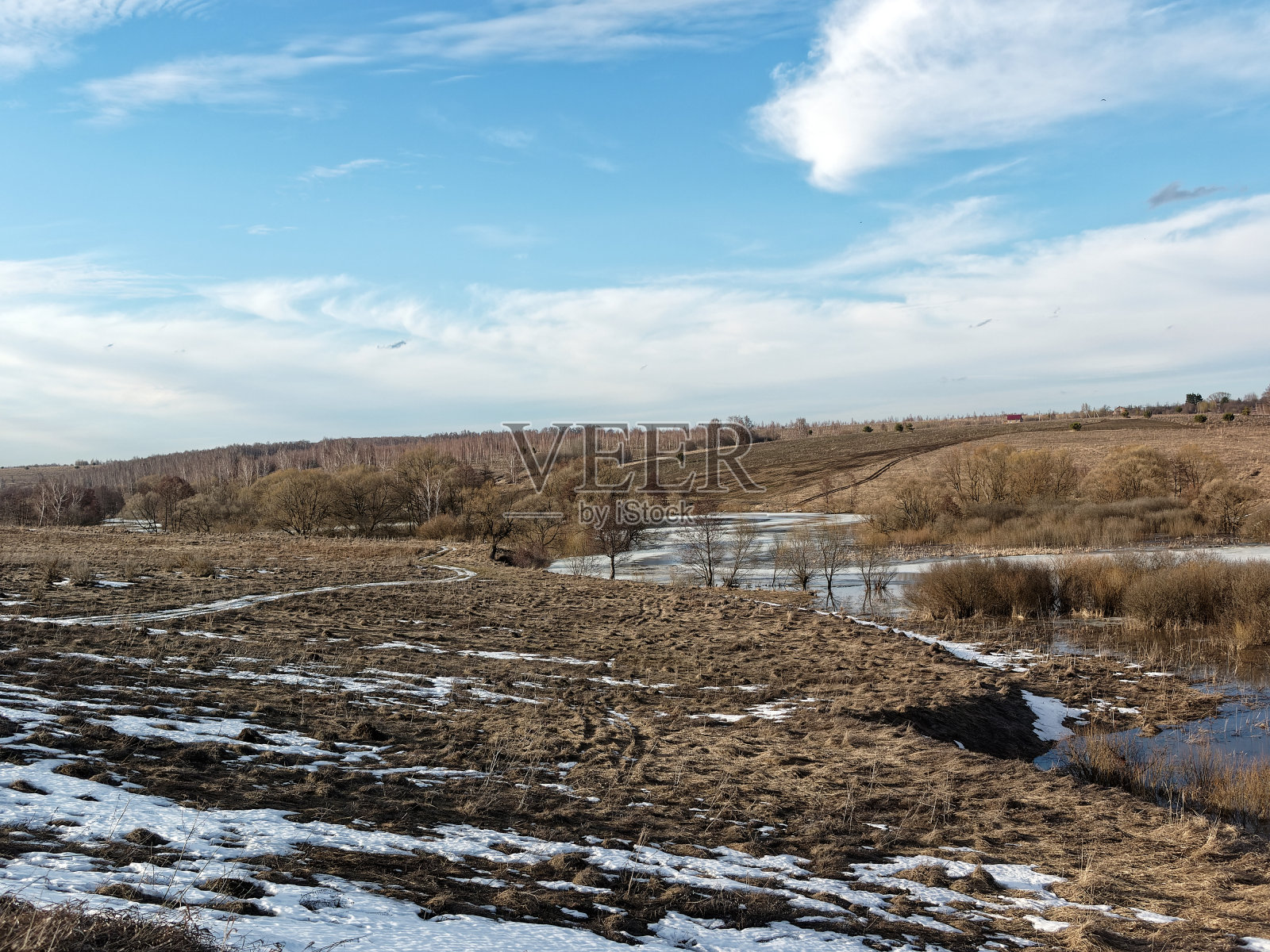 早春的一条小河的岸边照片摄影图片