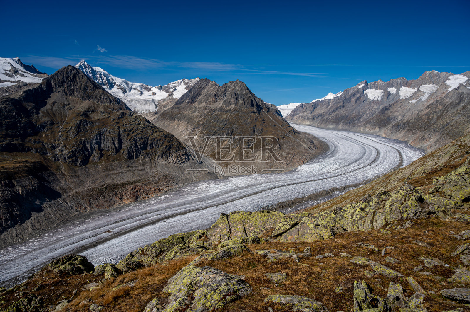 冰川、山脉和天空景观。瑞士阿尔卑斯山脉的阿莱奇冰川。瑞士瓦莱州的贝特梅拉尔普。照片摄影图片