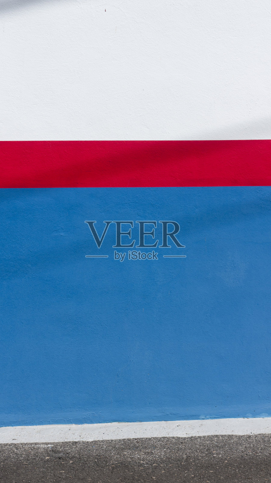 白墙上的红线和蓝色区域照片摄影图片