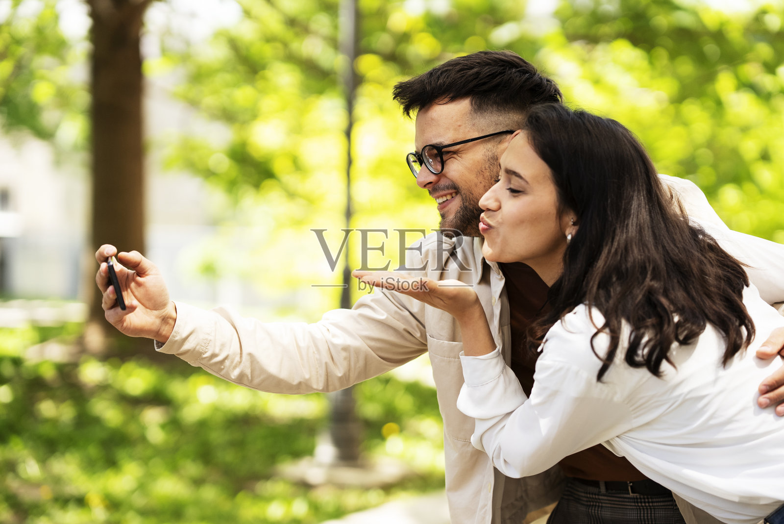 男女朋友在自拍照片摄影图片