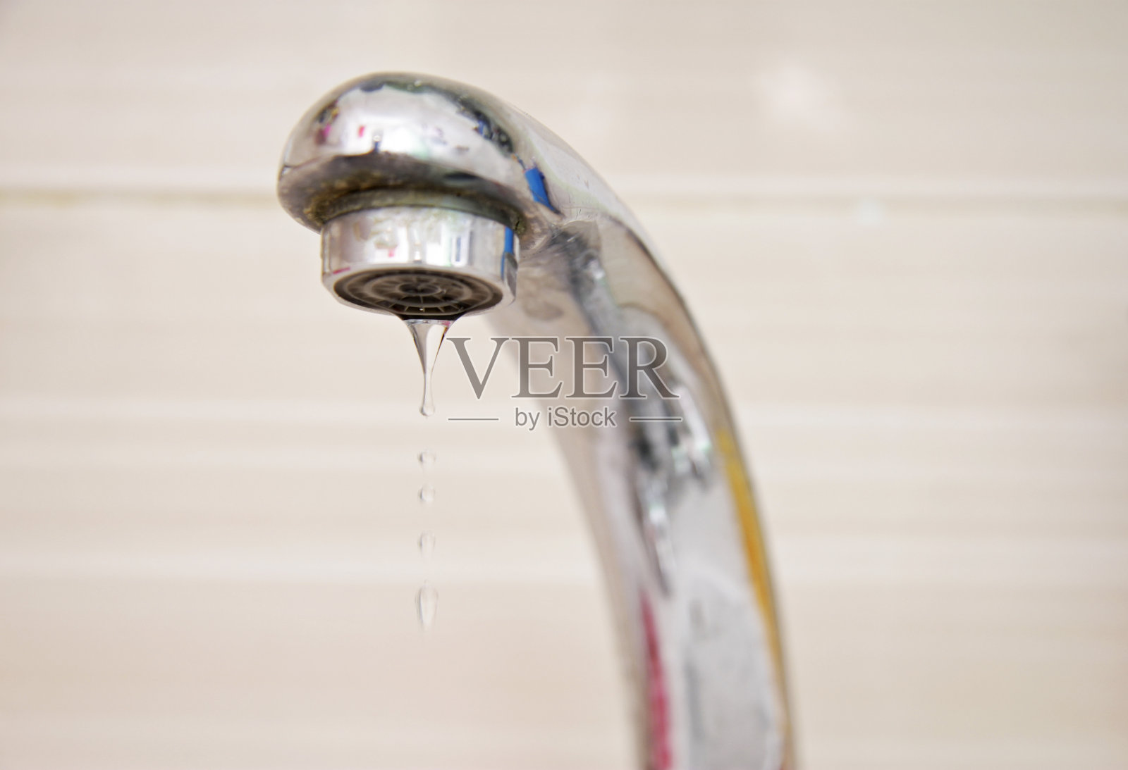 水珠从起重机上落下照片摄影图片