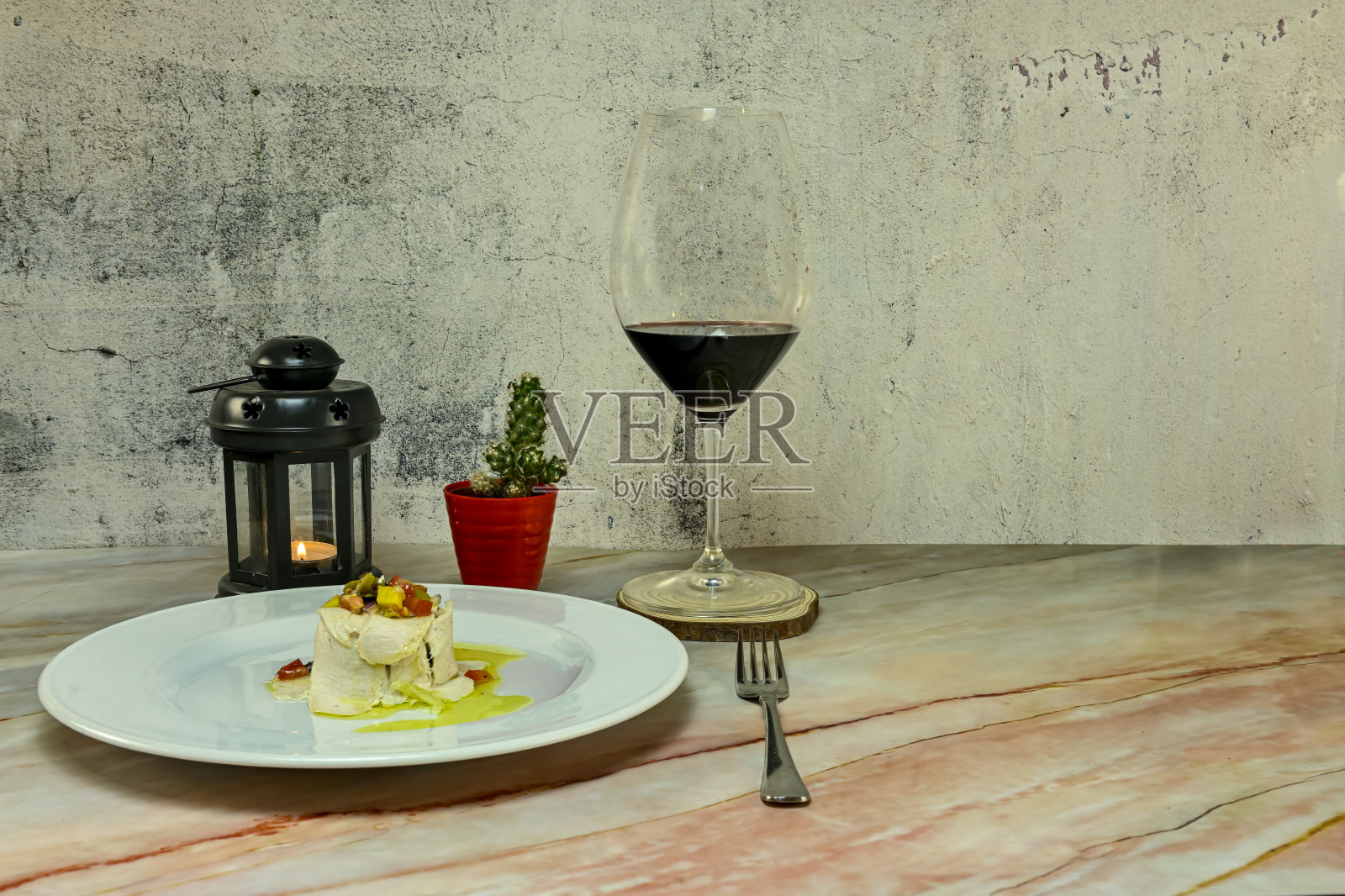 烟熏沙拉配油醋汁,装在白色盘子里。照片摄影图片