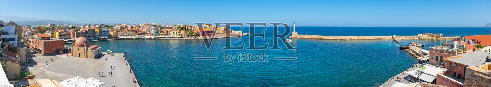 日落时分,希腊克里特岛的查尼亚有令人惊叹的灯塔、清真寺、威尼斯造船厂。照片摄影图片