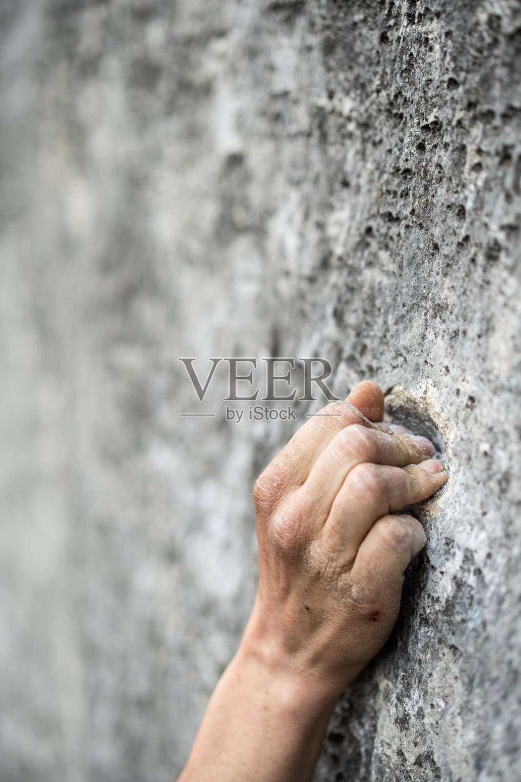成年男性抓着一块石头照片摄影图片