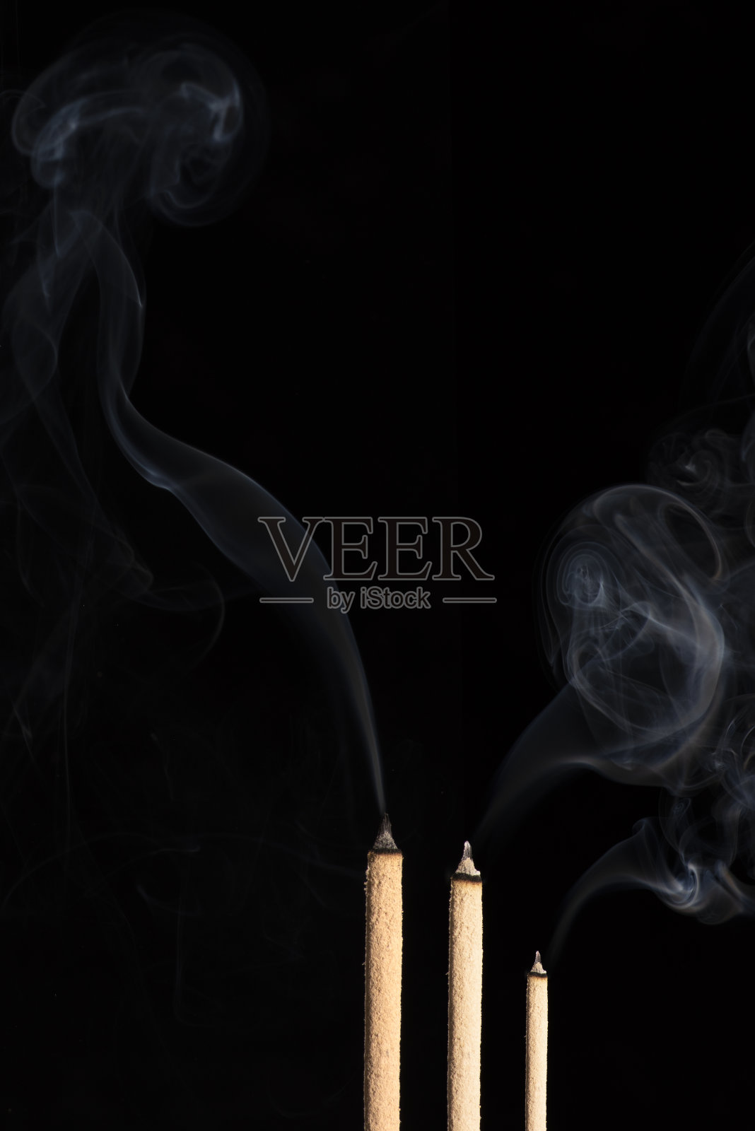 庙里的香,由于气流的作用,显现出烟迹和引人注目的图案照片摄影图片