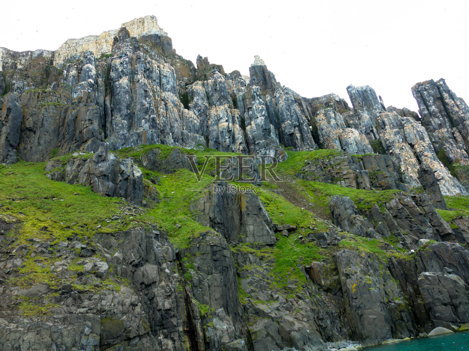 奇异的岩层:斯瓦尔巴群岛上最大、最壮观的鸟类悬崖之一照片摄影图片