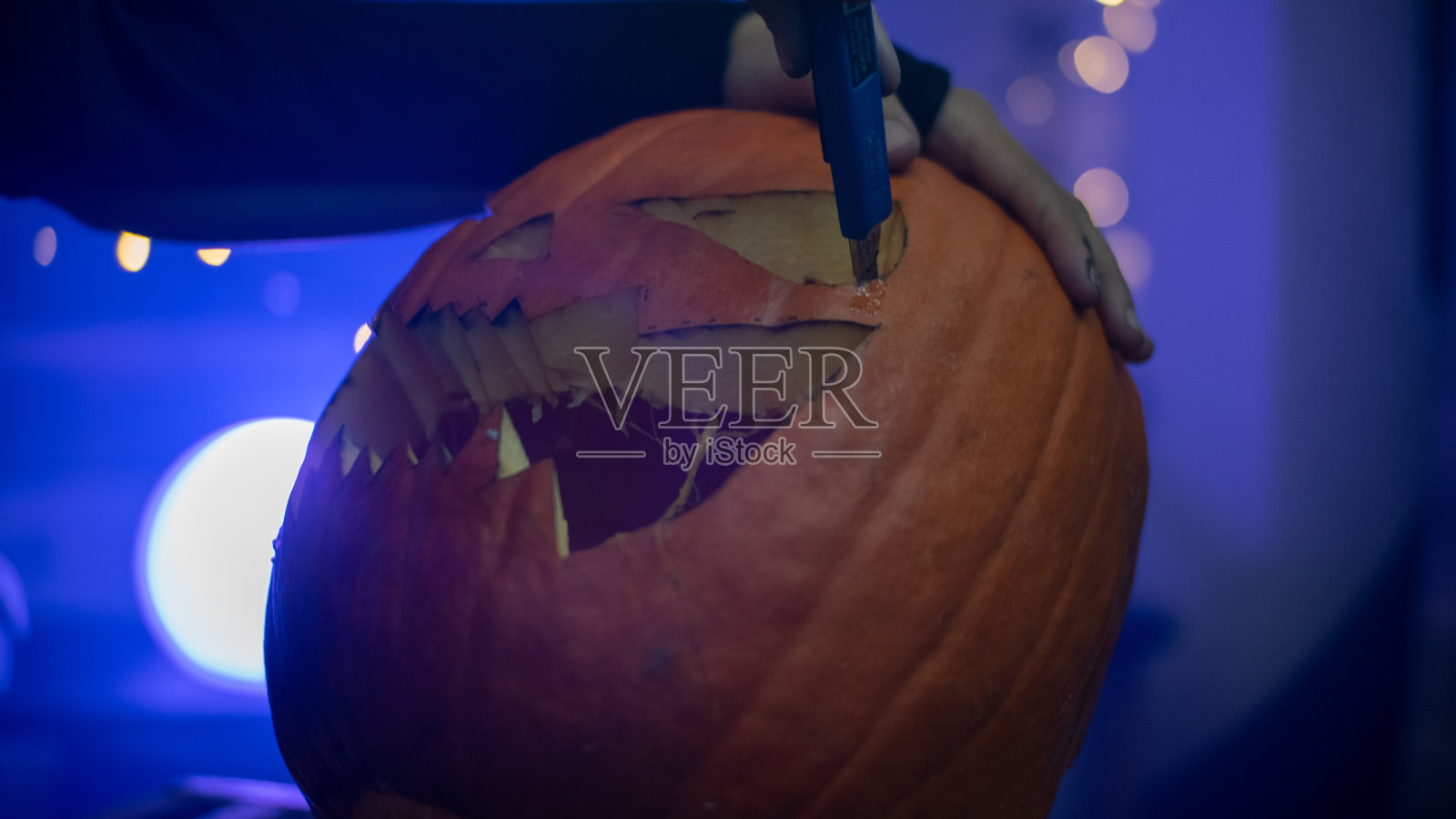 小女孩在做万圣节南瓜照片摄影图片