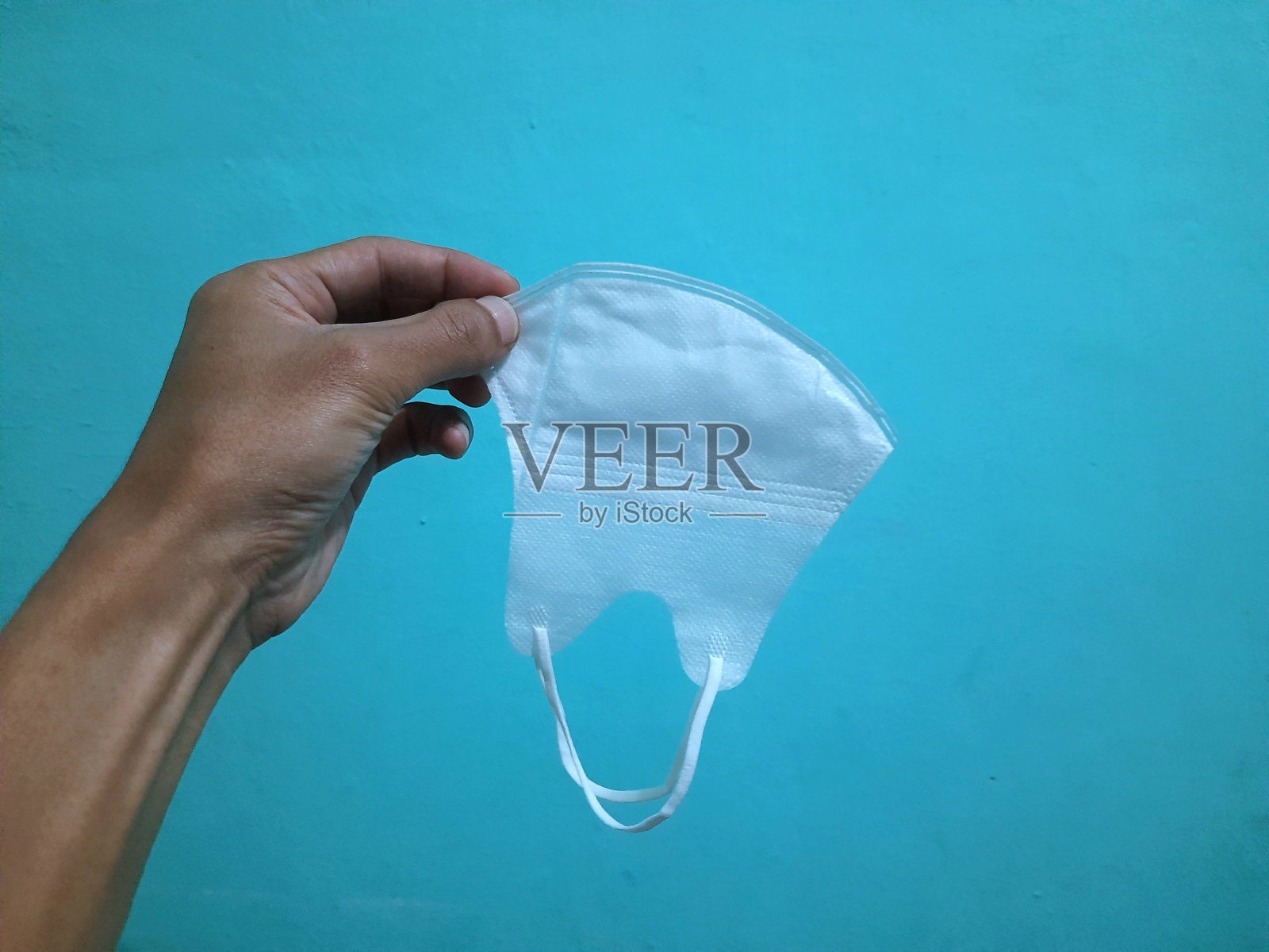 戴着健康口罩的人照片摄影图片