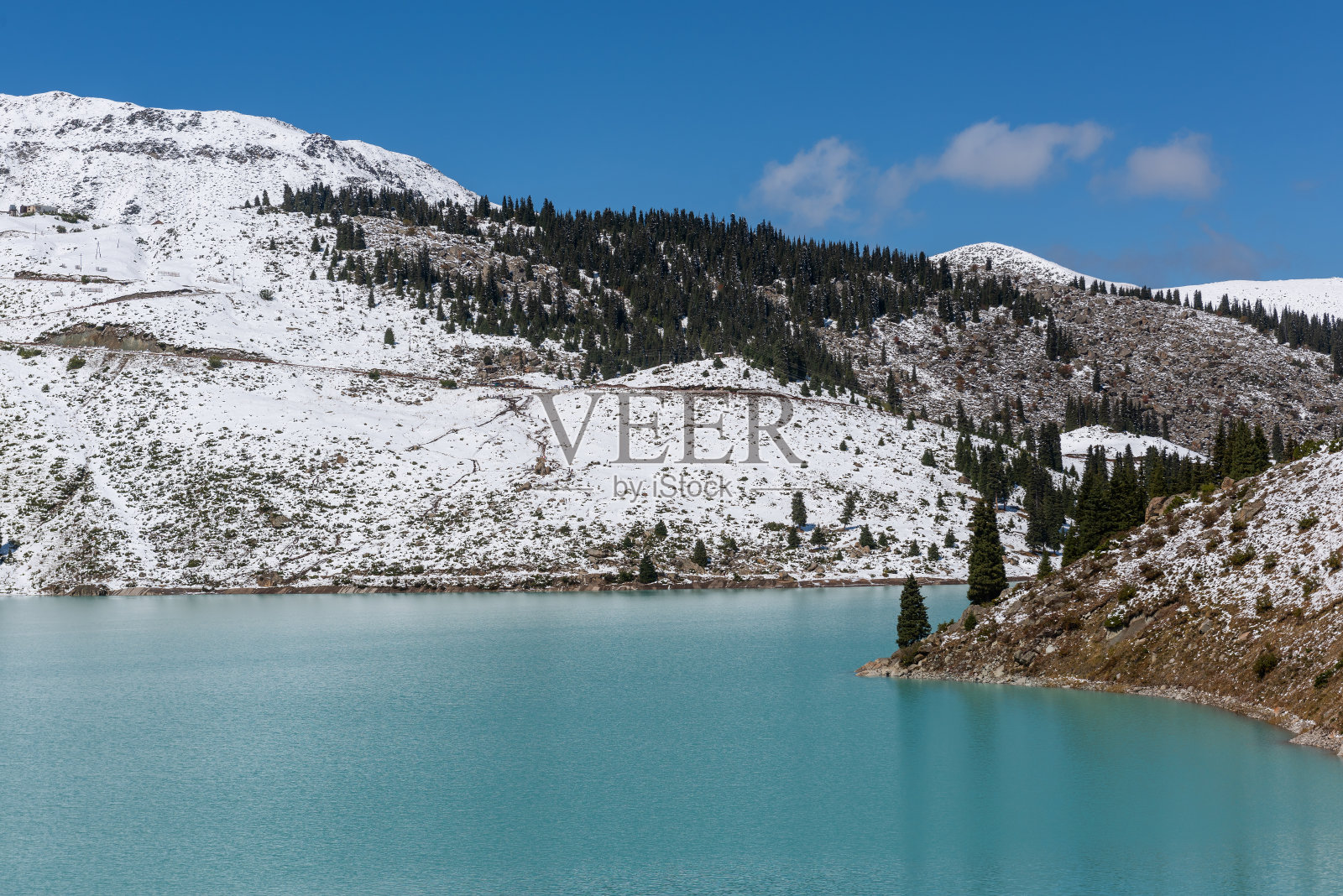 初雪后的一个秋日,大阿拉木图湖照片摄影图片