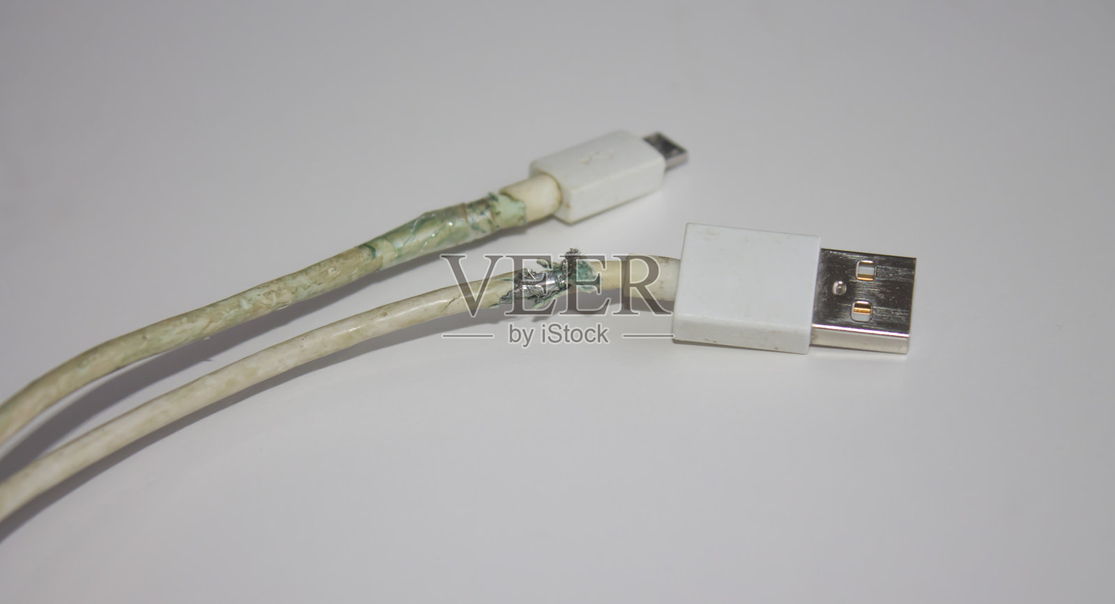 破损的智能手机连接线照片摄影图片