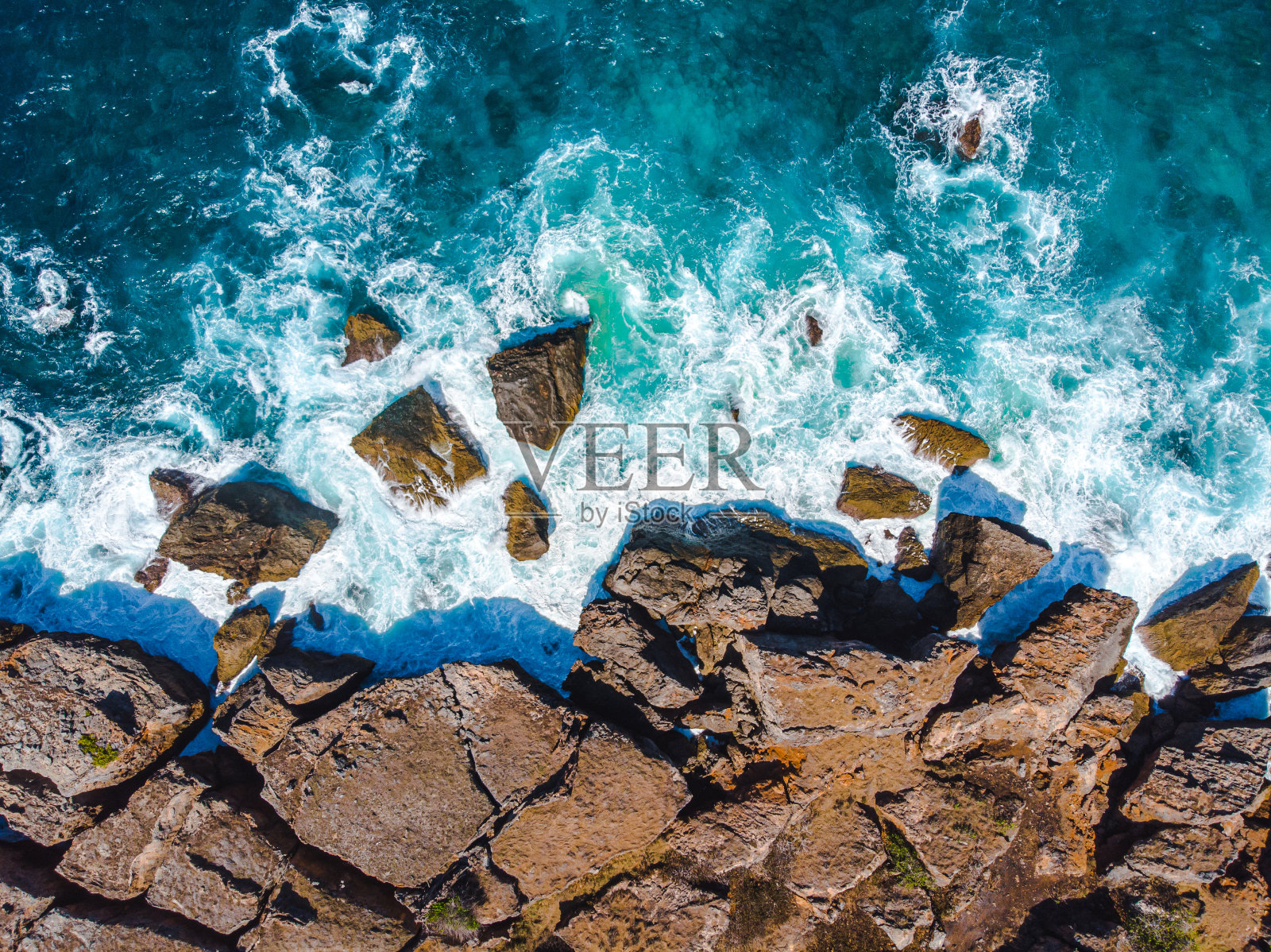 由岩层拍摄的高角度海景照片摄影图片