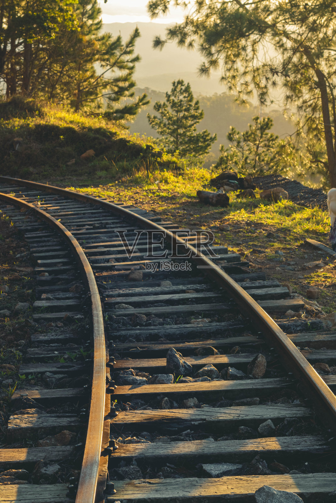 火车在日落的路上照片摄影图片