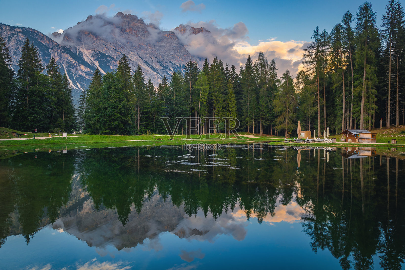 美丽的Pianoze湖在绿色的松林,Dolomites,意大利照片摄影图片
