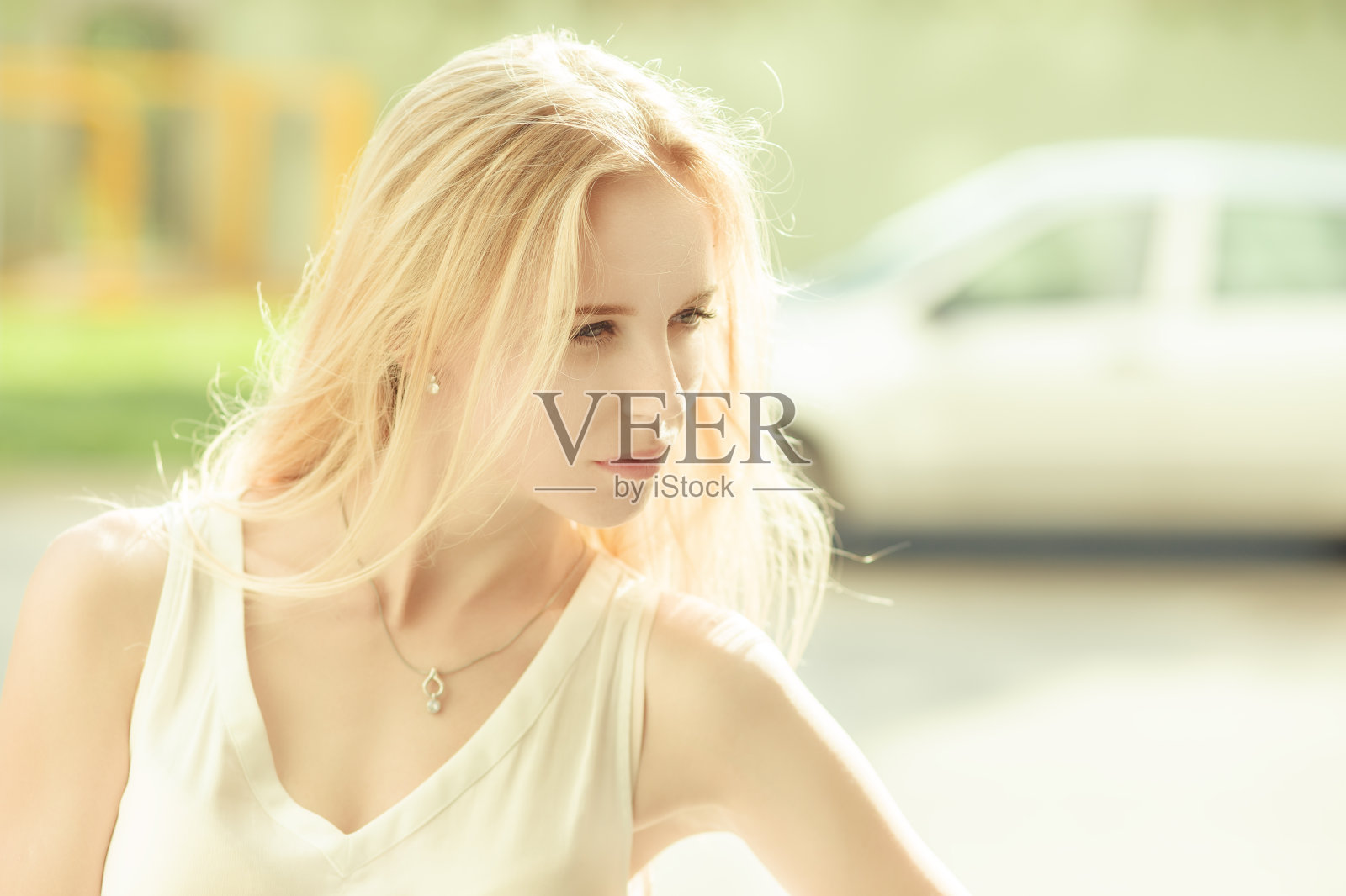 女人在阳光下照片摄影图片