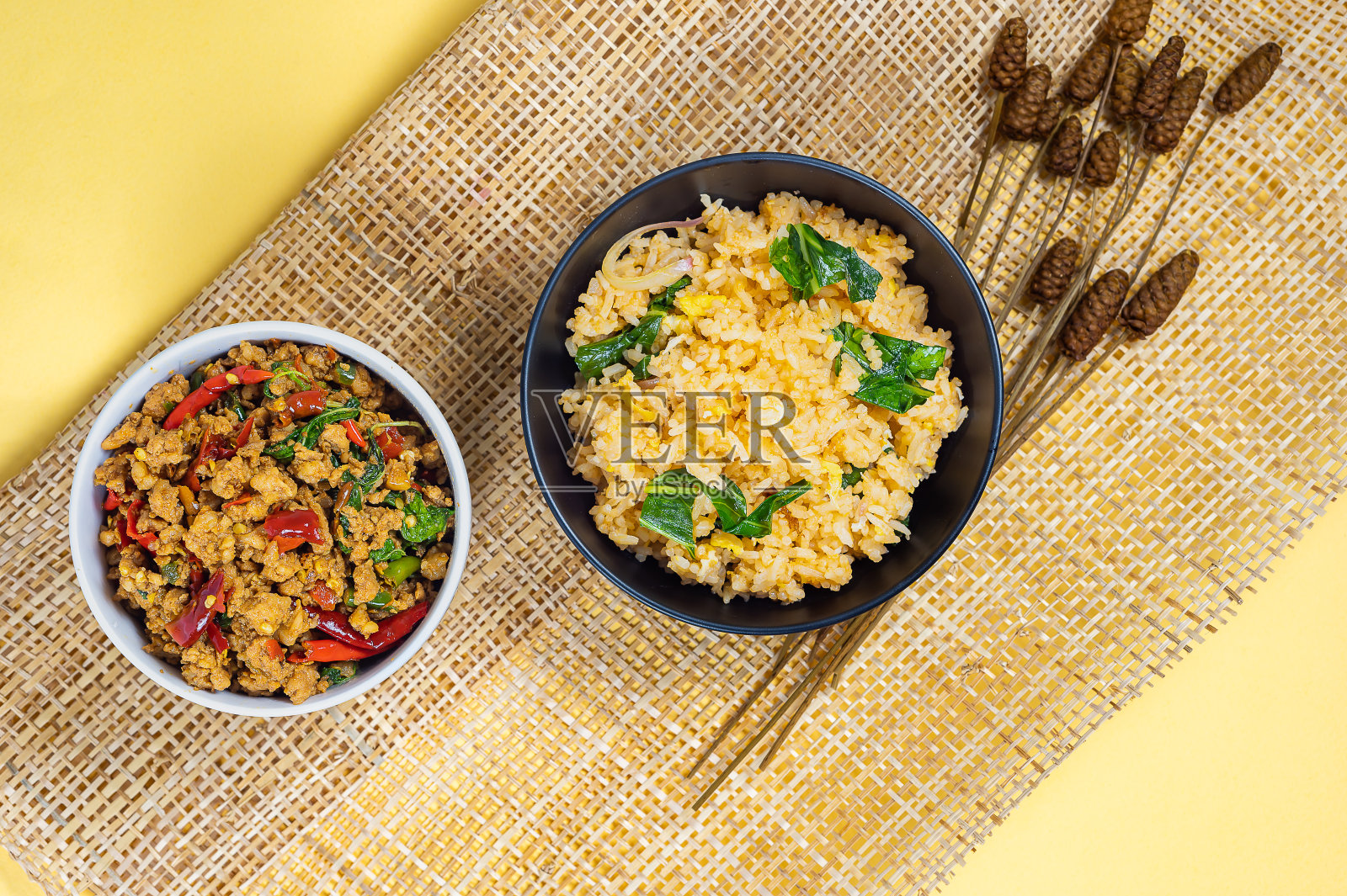 俯视图黑碗炒饭与罗勒炒肉末麻辣口味一起上桌,泰国名菜,麻辣美食理念,套餐可选。照片摄影图片