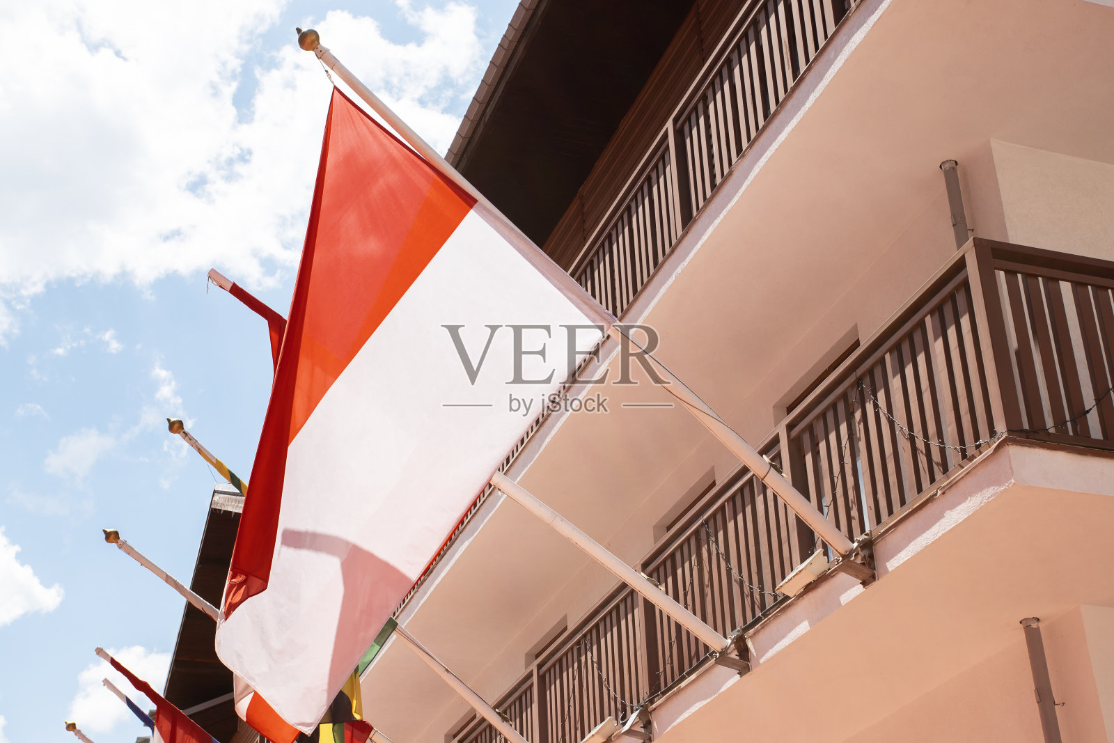 印尼国旗悬挂在旗杆上照片摄影图片