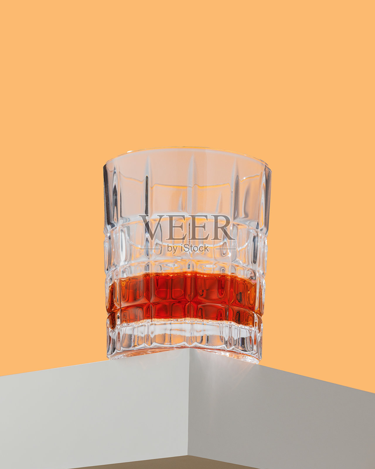 一小杯威士忌、朗姆酒或白兰地。本空间照片摄影图片