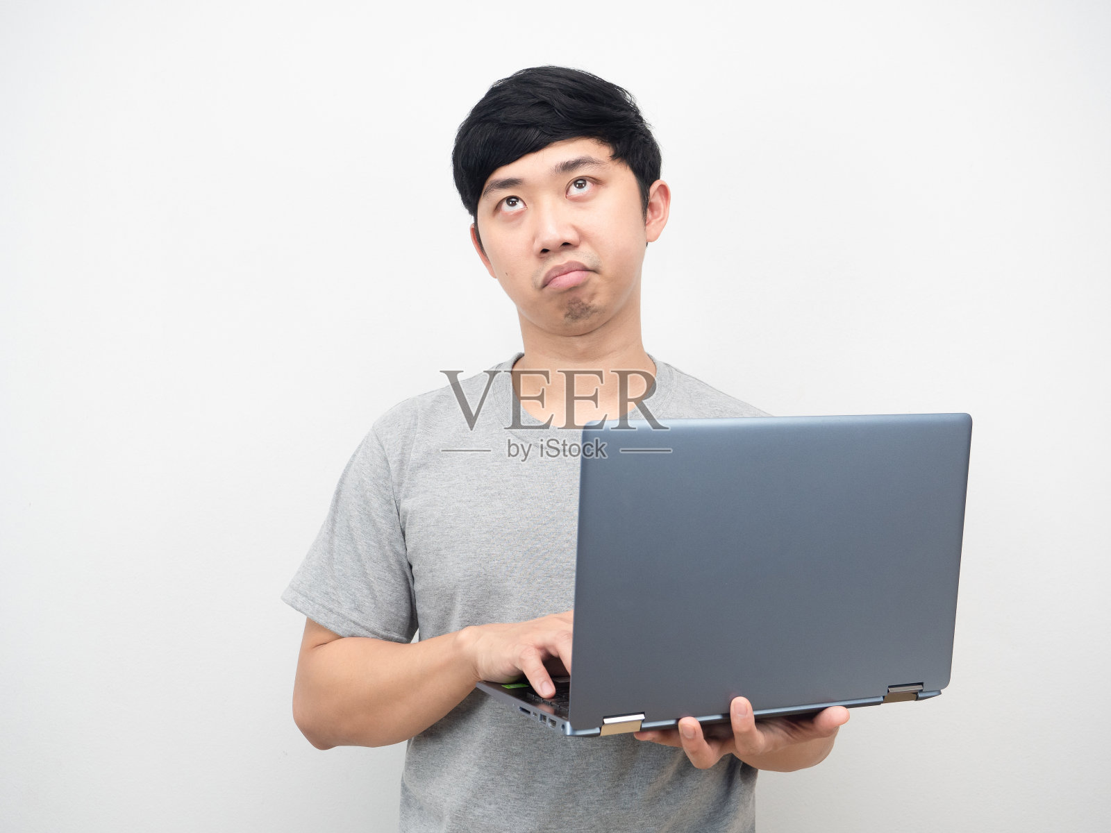 男人用笔记本电脑感觉无聊情绪肖像白色背景照片摄影图片