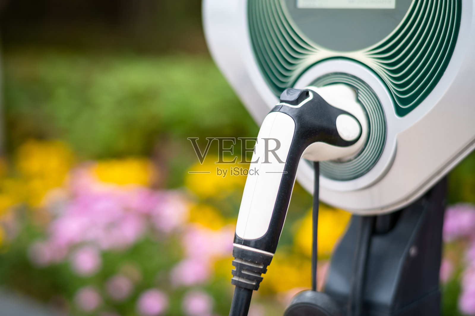 城市公园的电动汽车充电器照片摄影图片