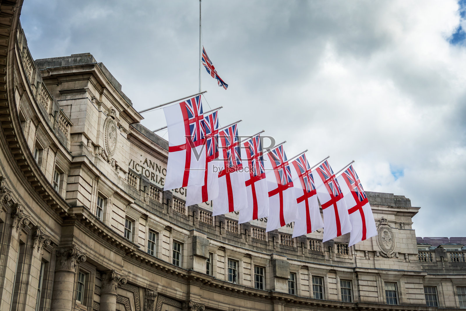 英国伦敦,伊丽莎白女王二世葬礼上,海军部拱门前的英国国旗照片摄影图片