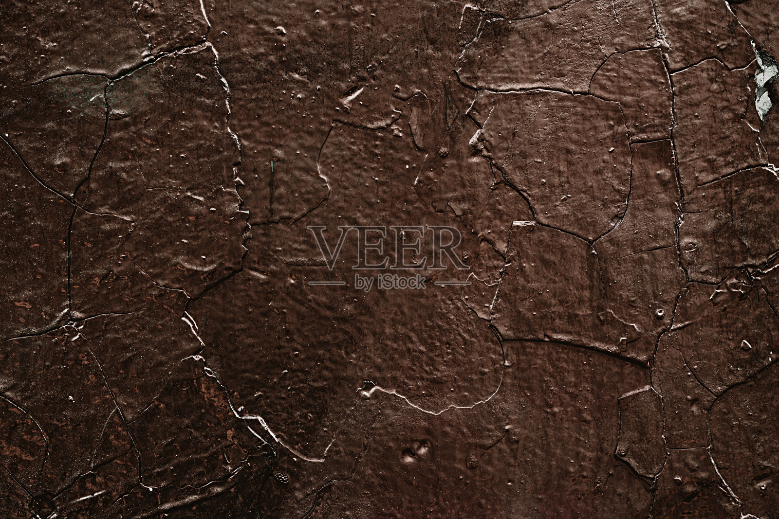 棕色的墙结构。石头的背景。岩石纹理。枯燥乏味的粗糙结构。抽象的纹理。岩石表面有裂缝。岩石堆。油漆斑点。照片摄影图片