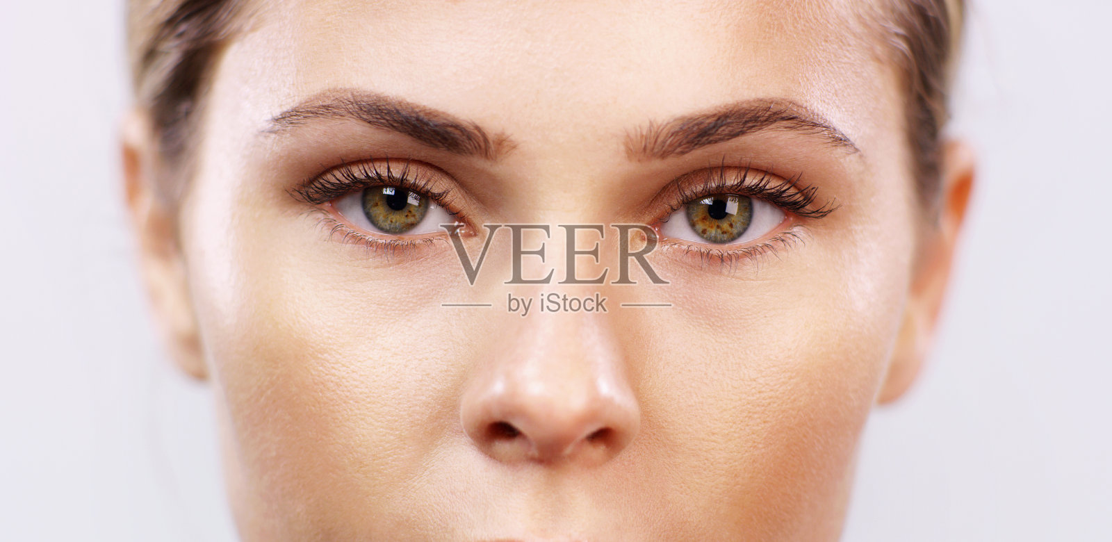 健康的眼睛、视力保健和妇女在验光检查健康、眼科医疗保健和验光师测试工作室背景。女孩的肖像为美容护肤和睫毛化妆照片摄影图片