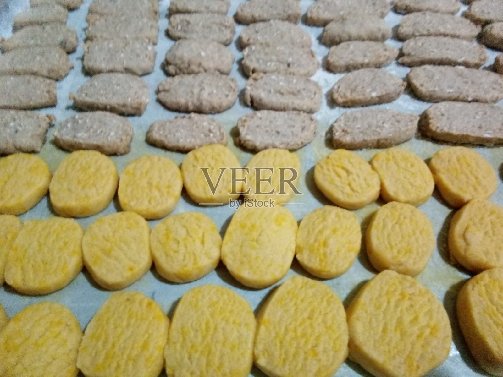 素食藏红花黄油饼干和燕麦香蕉饼干。照片摄影图片