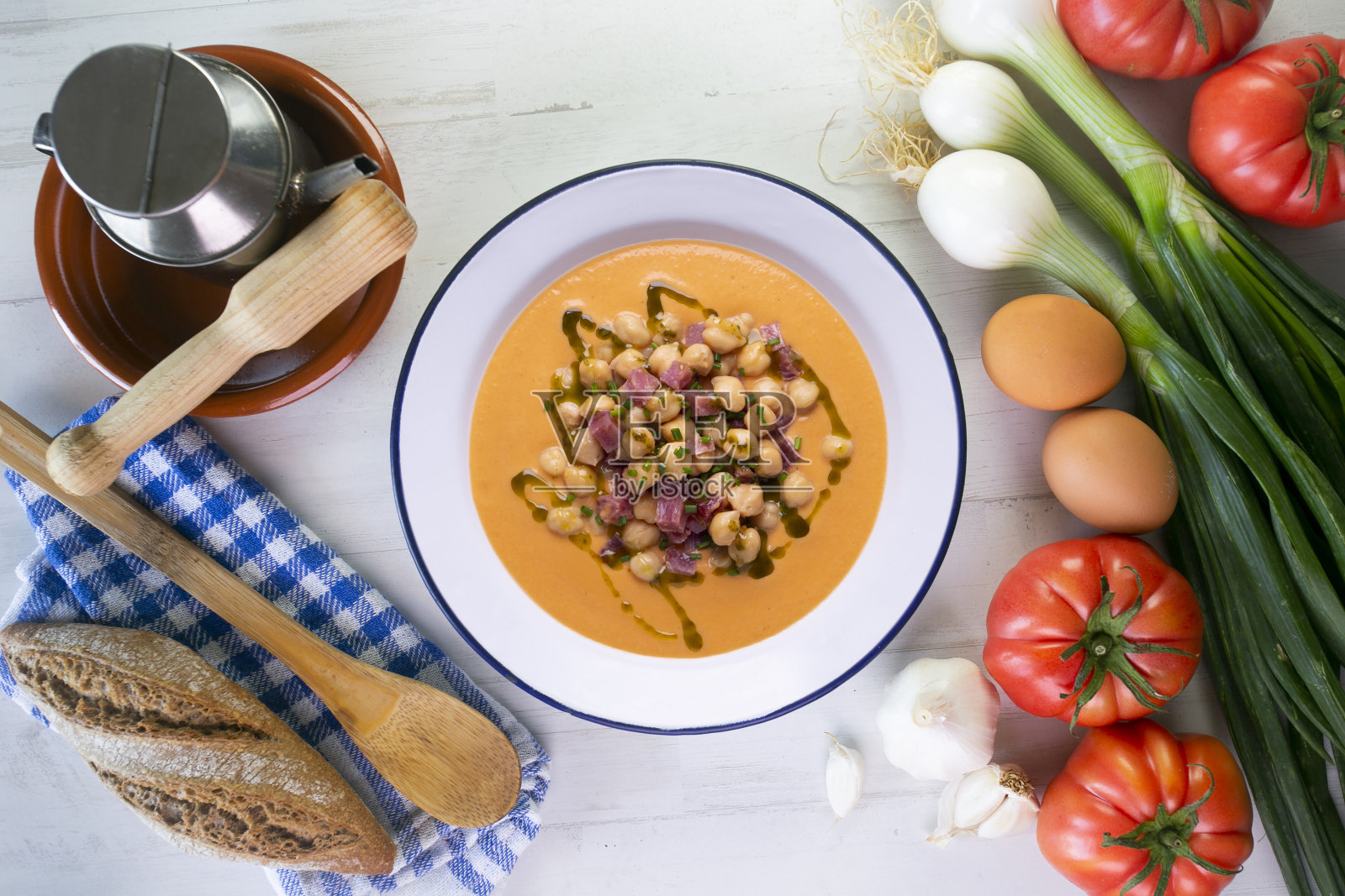 沙拉莫利乔Cordobés鹰嘴豆和火腿。典型的西班牙冷汤食谱,用西红柿和蔬菜做成。来自西班牙南部的传统小吃。照片摄影图片