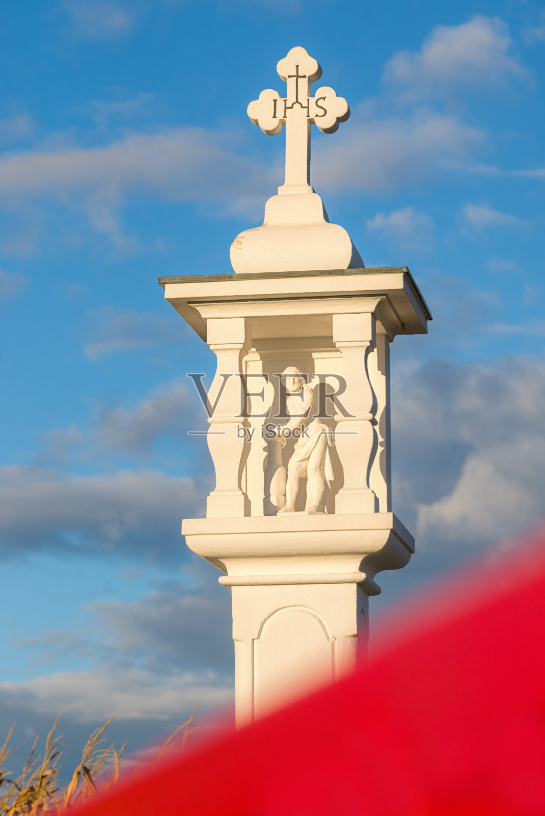 布尔根兰的十字架上有耶稣基督的雕像照片摄影图片