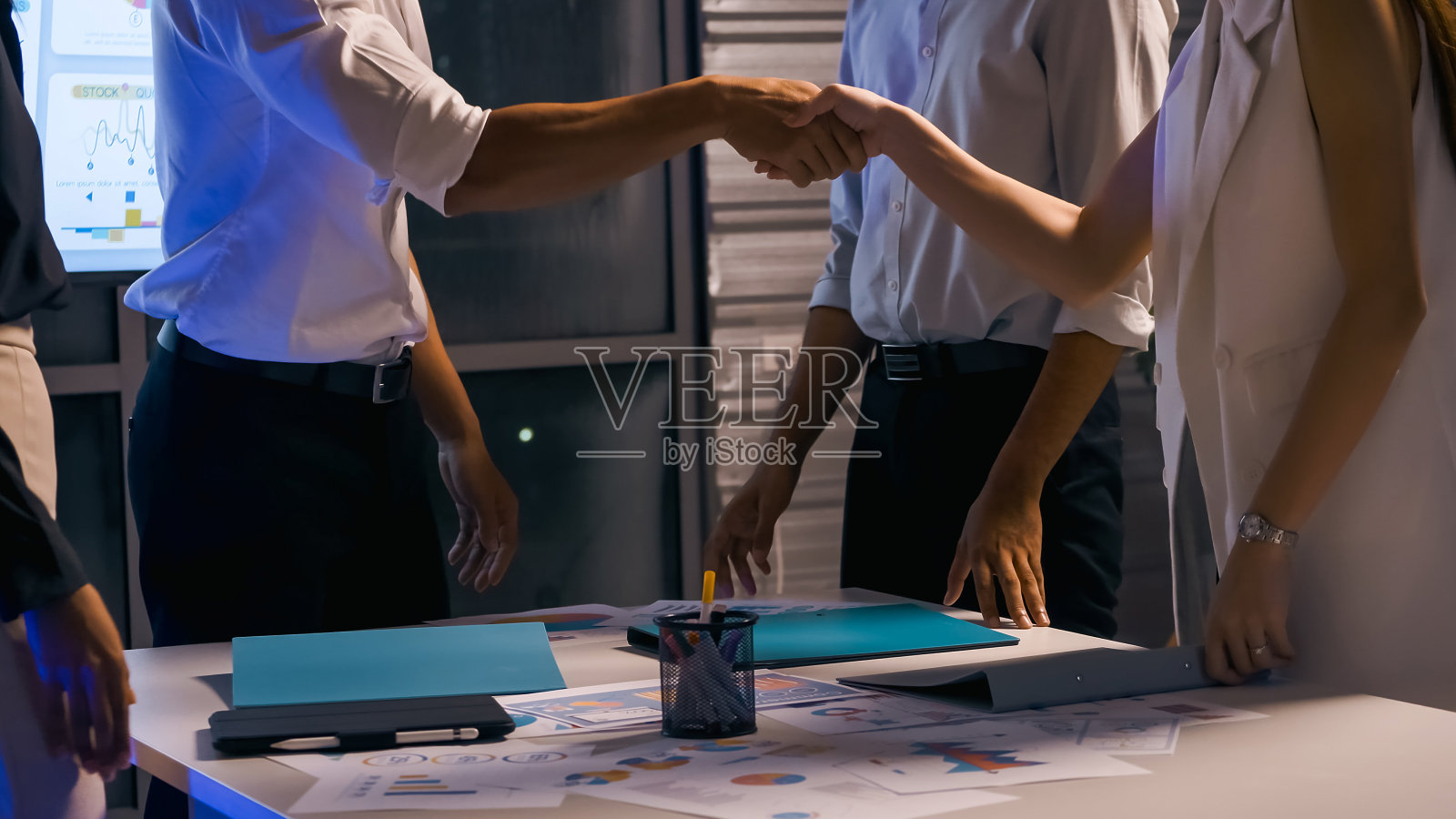 商务人士握手,结束会议。照片摄影图片