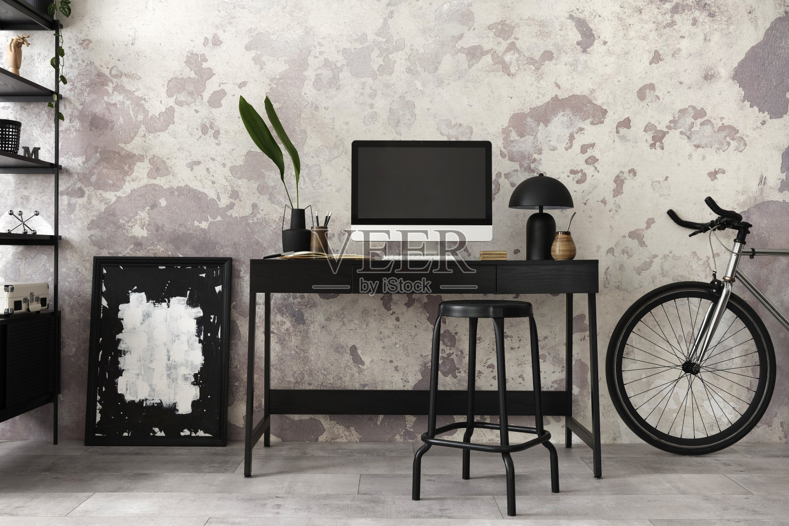 灰色内部的家庭办公室,黑色的桌子,棕色的扶手椅,电脑屏幕,办公室配件,灯和自行车。架子上放个人配件。家居装饰。模板。照片摄影图片