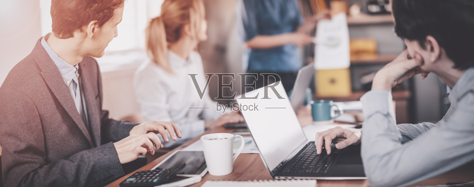 在办公室工作的商务人员团队照片摄影图片